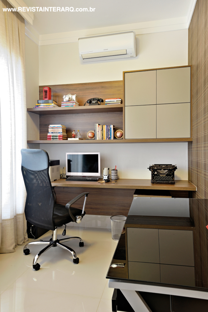 O mobiliário sob medida (Florense) organiza o office. Cortinas de linhão (Casa Ville) suavizam a luz natural