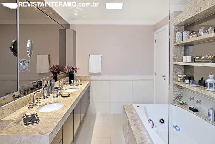 Os móveis planejados (Florense) e as bancadas em mármore (Marmoraria Exclusive) setorizam os espaços personalizados