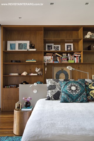 O quarto da filha mais velha tem mais cores e elementos alegres, como as almofadas com estampas de Adriana Barra. A casa foi toda automatizada pela Home Systems