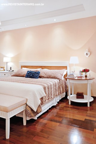 O papel de parede (ACB Casa) acompanha as tonalidades do enxoval da suíte. O piso em carpete de madeira remete ao conforto. Acessórios da Casa Verão