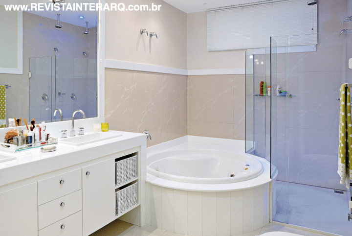 No banho, paredes em tons mais escuros ressaltam a beleza da bancada em Nanoglass branco e do mobiliário (UneRobusti)