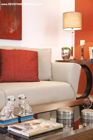 O sofá, pufe, almofadas, mesa de centro e mesa lateral são da Robusti. Objetos e abajur da Casa Verão