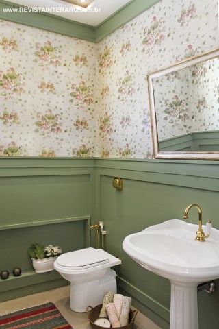 No lavabo, o charme campestre do papel de parede florido (Artenal) e boiseries verdes. Louças e metais da Casa dos Construtores