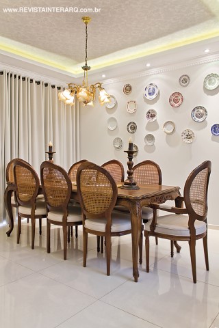 Pratos pintados à mão (DKasa Interiores) pontuam a parede do jantar, com móveis de família, lustre italiano em alabastro (Casa Luz) e cortinas de Everson Pasqualatto