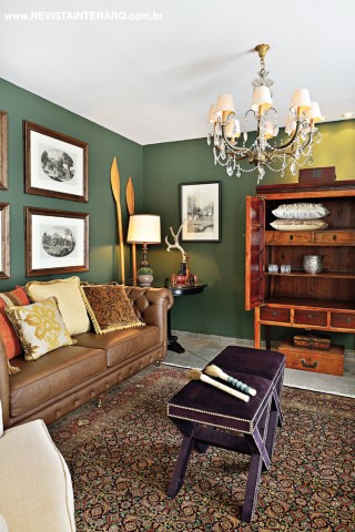 Armário e biombo chinês, mesas ebanizadas e um elegante sofá Chesterfield em couro envelhecido (tecido da ACB Casa)