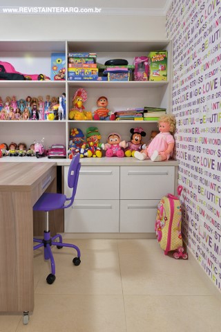 O espaço para tarefas, com móveis planejados claros e papel de parede pink e branco (ACB Casa)