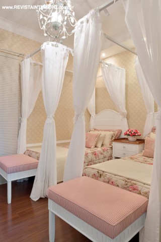 Quarto romântico, com camas com dossel, papel de parede e enxoval floral (tudo da ACB Casa)