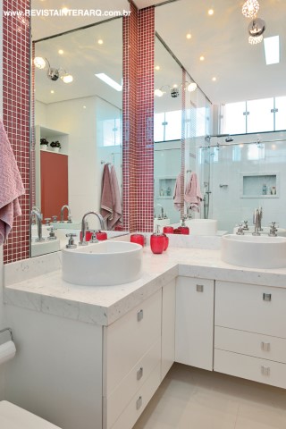 Os ambientes personalizados para a filha, como o banheiro, com pastilhas de vidro (Portobello Shop) e paredes espelhadas
