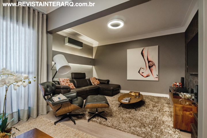 O conforto é garantido pelo sofá Italiano automatizado da Natuzzi e pela poltrona Charles Eames (ambos da Home Móveis). Luminária de piso da Ponto de Luz e tapetes do Ateliê Revestimentos Roberto Cervellini