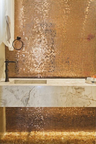 Detalhe do lavabo com bancada em mármore Branco Paraná e pastilhas Rosé Gold