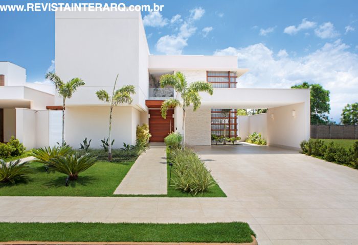 A arquiteta desenvolveu um projeto de traços retos e contemporâneos - Revista InterArq | Arquitetura, Decoração, Design, Paisagismo e Lifestyle
