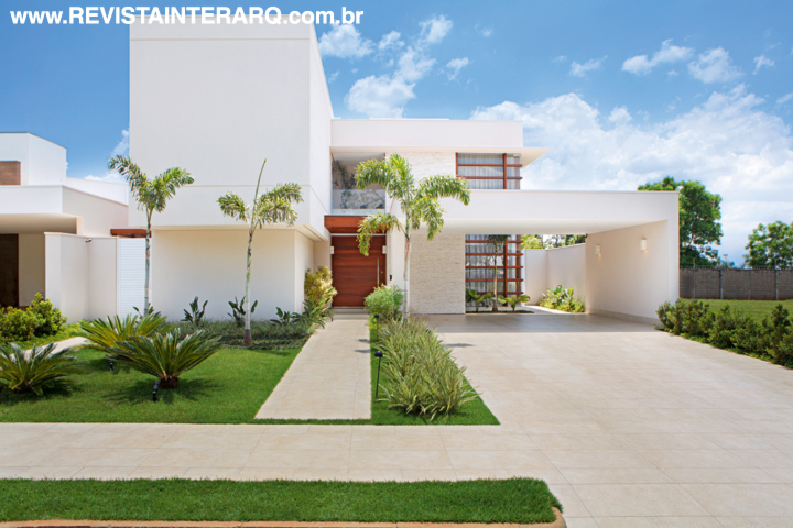 A arquiteta desenvolveu um projeto de traços retos e contemporâneos - Revista InterArq | Arquitetura, Decoração, Design, Paisagismo e Lifestyle