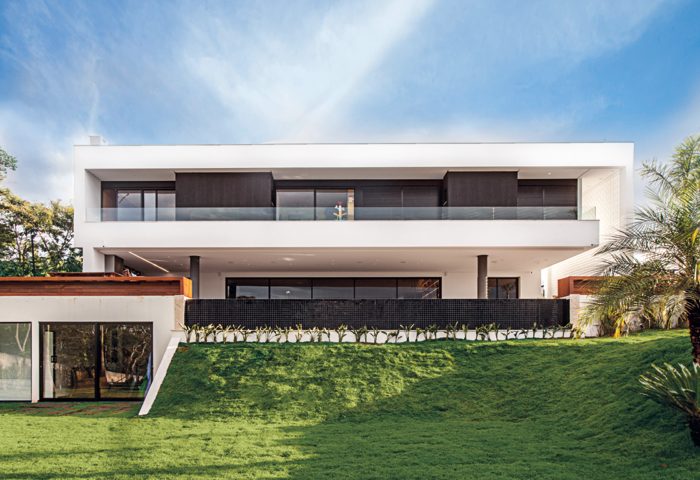 Modernista, este projeto privilegia à área externa com pavimentos delimitados pela transparência do vidro - Revista InterArq | Arquitetura, Decoração, Design, Paisagismo e Lifestyle