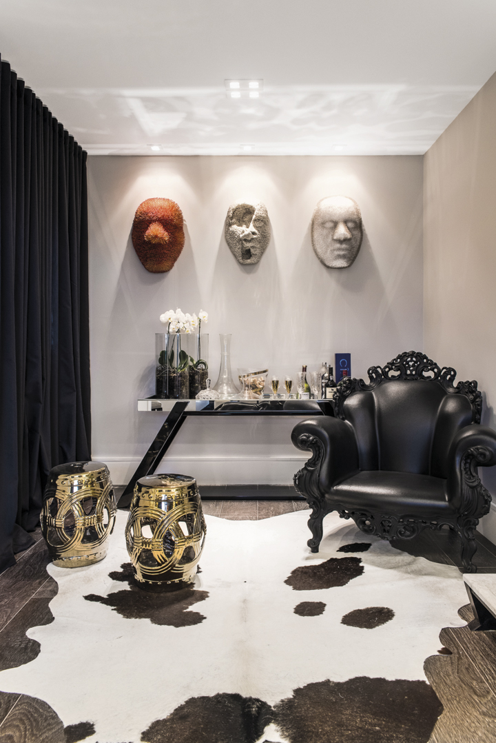 O hall recebe quem chega com as peças do artista plástico Ildeu Lazarinni na parede e releituras modernas de móveis clássicos, como a imponente poltrona em couro
