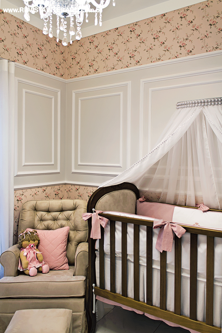 O papel de parede rosa (Tenda Decorações) valoriza o desenho das boiseries claras feitas em gesso (Gesso Ideal) que recobrem todas as paredes do quarto