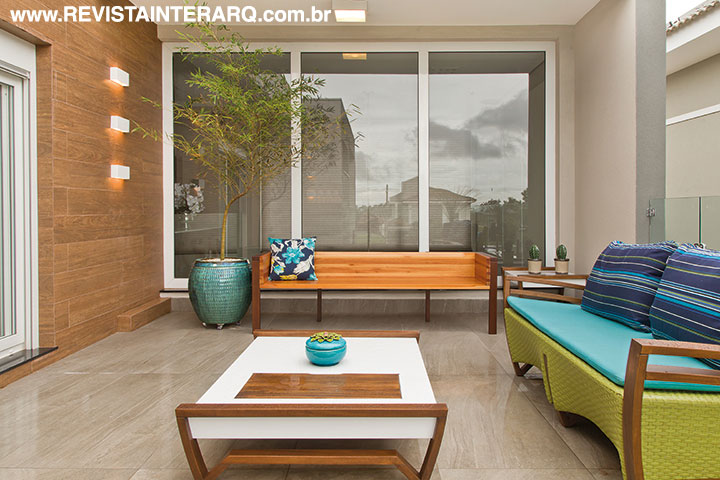 Os móveis coloridos se harmonizam com o banco Charlotte, do designer Paulo Alves (Casa de Cora)