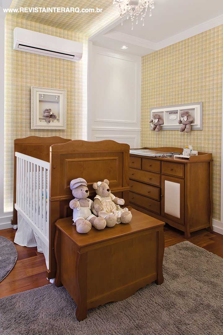 No dormitório do bebê, a estampa xadrez com tonalidades verdes e azuis aparece na faixa vertical da cabeceira do berço e no teto