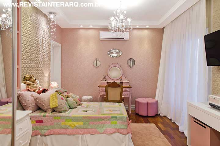 Papéis de paredes em tons rosé personalizam o quarto da menina