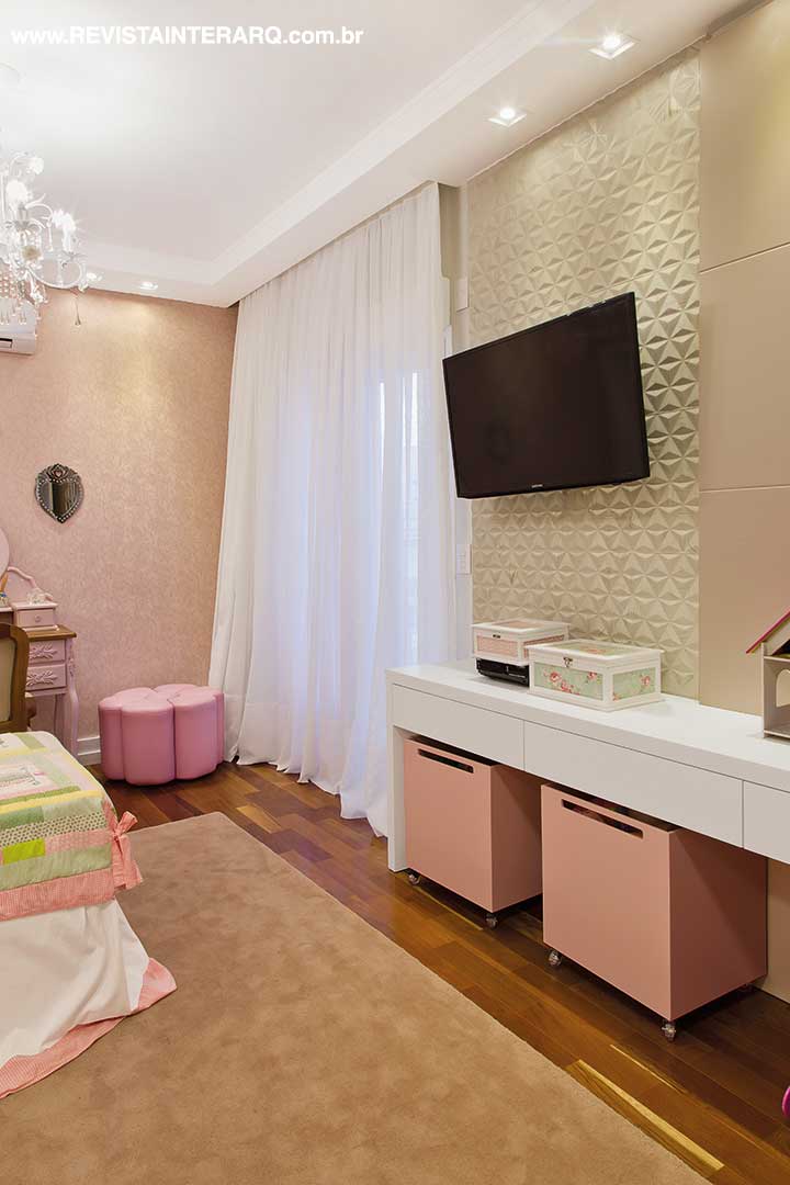 Papéis de paredes em tons rosé personalizam o quarto da menina