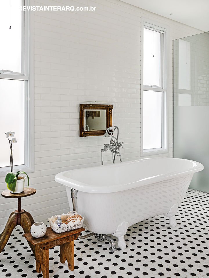 A moradora pediu uma sala de banho provençal e, a partir da banheira de estilo, a arquiteta criou um cenário único, com piso customizado preto e branco (Toque Final Revestimentos), paredes de azulejos retrôs (Portobello Shop) 