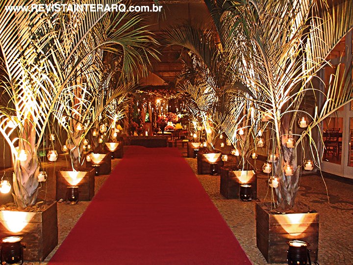 Uma alameda com palmeiras Neodipsis (Fazenda Água Limpa) iluminadas por luzes e velinhas direcionava os convidados ao coquetel servido nos lounges ao som de músicos (Jussara Pinto)