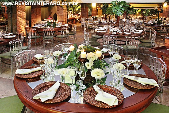 Para os convidados, as mesas receberam sousplats despojados e arranjos com velas e lisianthus brancos (Daniella Zancaner)
