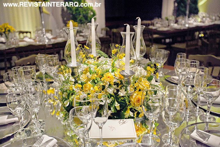 Detalhe do arranjo com orquídeas chuva-de-ouro, rosas e alstroemérias. O cerimonial ficou a cargo de Lujan de Pizzol