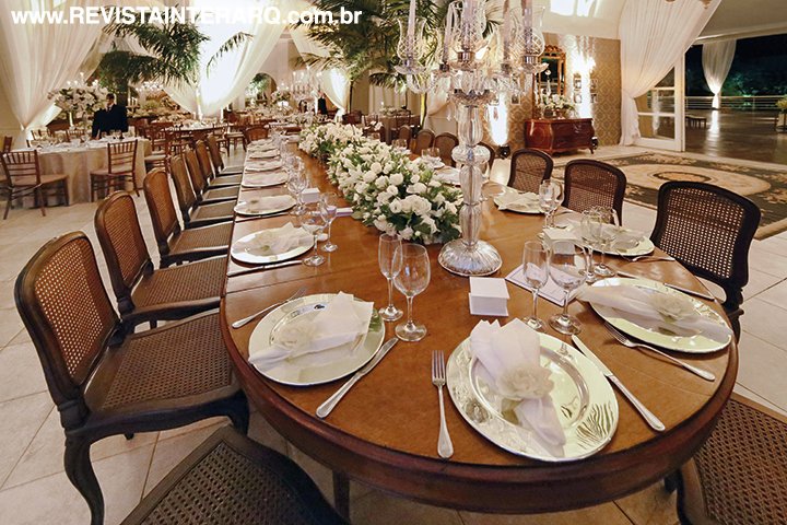 A mesa dos noivos e familiares mereceu cuidado especial, com candelabros de cristal e grande arranjo central. As bebidas da festa foram da Bekaa e painéis de Led da Célo Led
