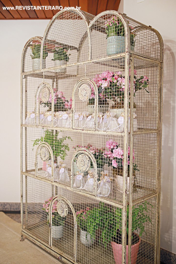 A estante (Festah) com flores e lembrancinhas