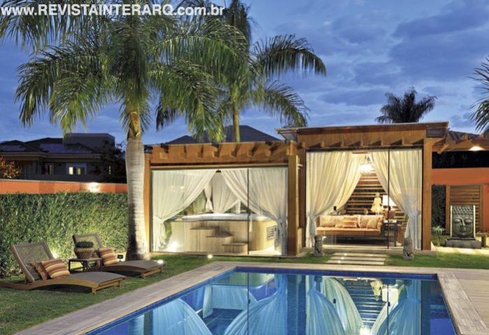 O novo espaço de relaxamento, inspirado nas construções da ilha de Bali, é a estrela desta área de lazer - Revista InterArq | Arquitetura, Decoração, Design, Paisagismo e Lifestyle