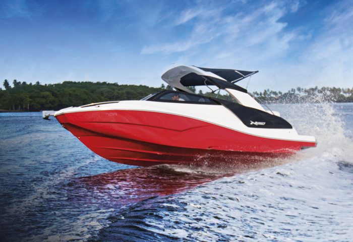 A NX 250, da NX Boats, tem 7,50 metros de comprimento e motor de 300 hp. Comporta até 12 passageiros