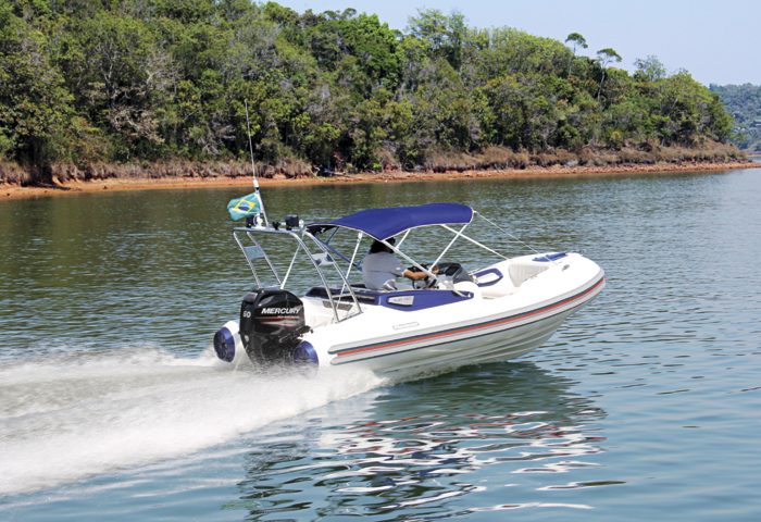 A Flex 450, da Flexboat, tem capota telescópica embutida, escada embutida, porta copos, tomadas USB, luzes de cortesia, além do tanque de água doce, inédito em barco deste porte