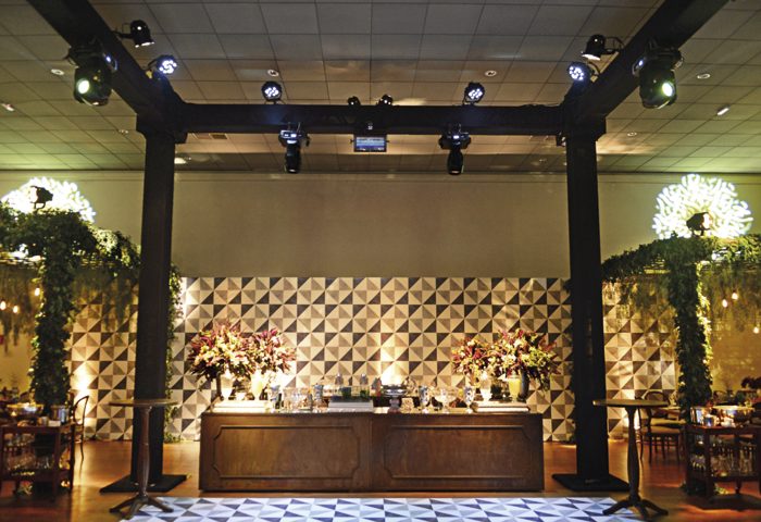 A pista de dança (SilkTek Digital Print) foi revestida com grafismos que se estenderam até a parede atrás do bar, que foi comandado pela equipe do Exotic Bartenders. O show de luzes e o som da festa foram feitos pela M.Produções