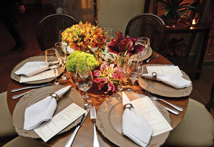 Centro de mesa com arranjos de flores com tons vibrantes (Juracy Britto)