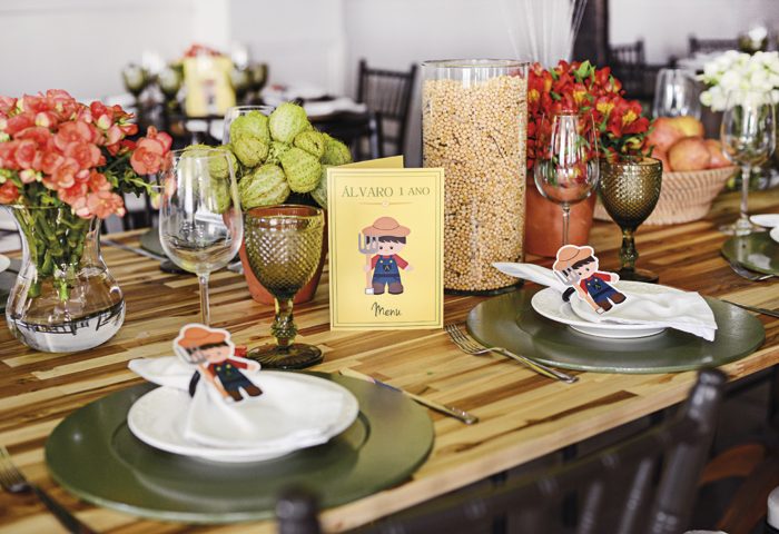 Detalhe dos frutos da “safra do primeiro ano” e da mesa com cardápio personalizado (Paper Tips) e louças em verde e branco (Slaviti). A festa foi animada pela equipe da Tia Banana
