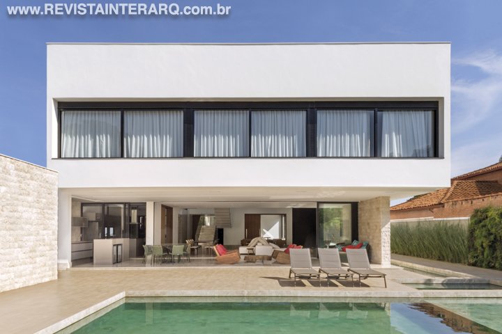 Nesta residência, uma entrada lateral leva os convidados ao jardim - Revista InterArq | Arquitetura, Decoração, Design, Paisagismo e Lifestyle