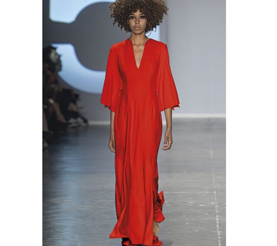O vestido vermelho da marca Karine Fouvry Paris é um modelo arrebatador para um coquetel com traje “tenue de ville”

Foto: Ze Takahashi /Ag. Fotosite