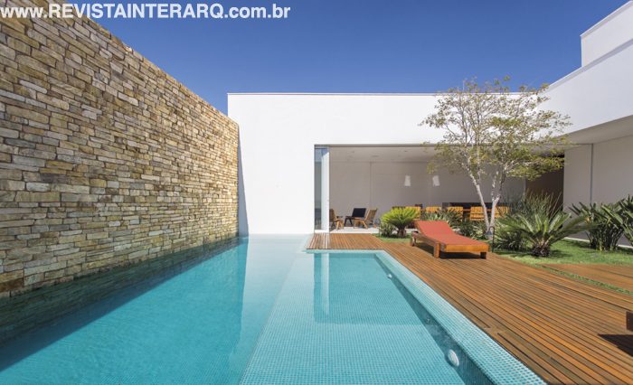 Ambientes integrados e ventilação natural destacam esta residência - Revista InterArq | Arquitetura, Decoração, Design, Paisagismo e Lifestyle