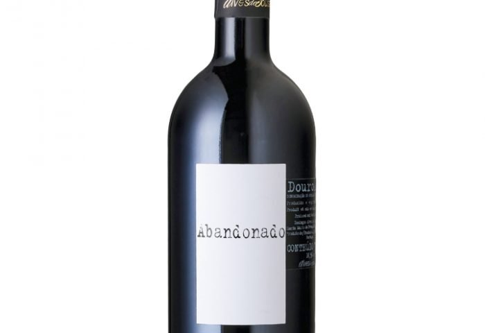 Vinho português Abandonado 2013, da Vinícola Domingos Alves de Sousa, encontrado na Enoteca Decanter.