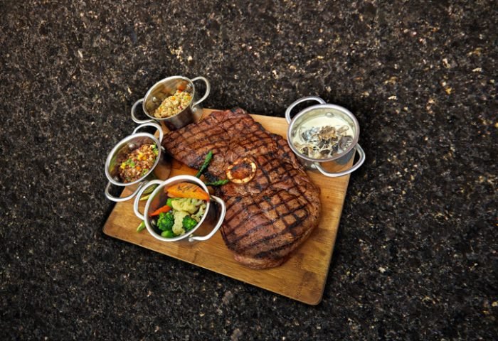 Steak Capitão acompanha arroz Biro Biro, farofa da casa, polenta cremosa, legumes grelhados e molho barbecue, do Barbecue,  (17) 3216-1717, @barbecuerestaurantes. 