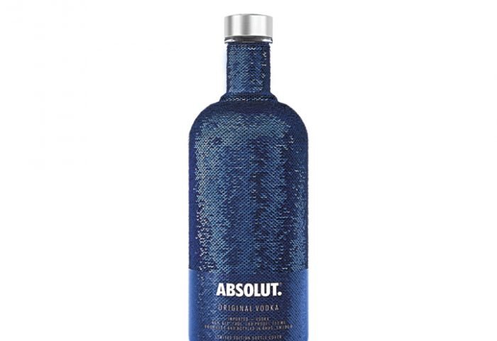 A Absolut Uncover segue a famosa tradição da marca de apresentar edições limitadas. Nesta, o design ganha vida através das lantejoulas em toda a garrafa.