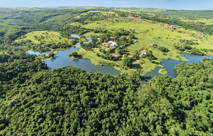 Vista aérea da fazenda, com cinco lagoas que circundam a propriedade 