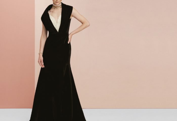 Vestido longo preto, com recorte moderno e detalhe em renda no decote profundo, o que traz delicadeza e contemporaneidade a peça.