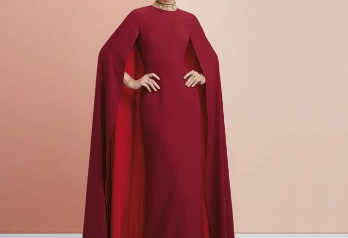 O vestido vermelho vivo reúne o clássico e contemporâneo graças ao recorte ajustado ao corpo e ao manto da mesma cor, que conferem o esplendor da realeza, inspiração para a coleção de inverno de Vitor Zerbinato.
