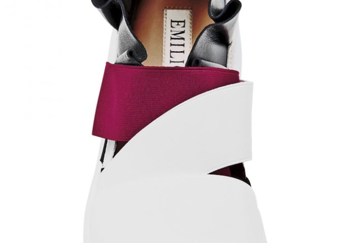Tênis Emilio Pucci, com design contemporâneo em couro flexível, detalhe de babados, camurça e correias de elastano.