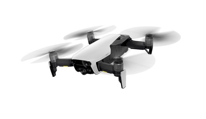O Mavic Air é um drone portátil da DJI. O aparelho ultraportátil e com câmera 4K é um pouco maior do que um smartphone atual e pode ficar no ar por até 21 minutos com transmissão de vídeo em tempo real para o controle remoto, que também aposta na portabilidade com joysticks destacáveis.