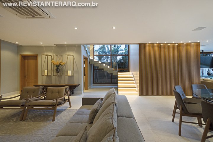 Com estilo moderno, esta casa possui conceito aberto e ambientes