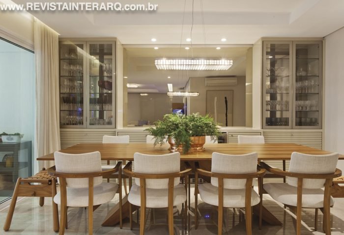 Neste apartamento os ambientes ganharam materiais únicos e iluminação cênica, tornando os espaços perfeitos para receber - Revista InterArq | Arquitetura, Decoração, Design, Paisagismo e Lifestyle