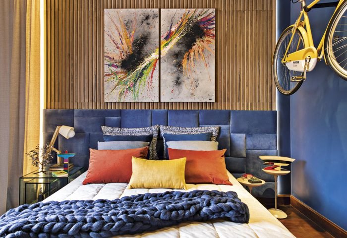 Com um ar intimista, o Quarto do Hóspede, criado pela designer de interiores Adriana Fontana, é composto por cores complementares, como o azul, laranja e amarelo, além do painel em madeira que deixaram o espaço mais aconchegante.