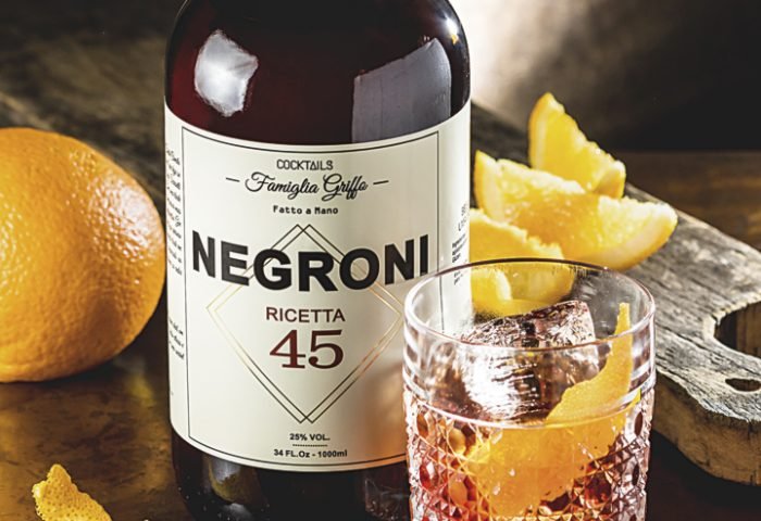 O “short drink” Negroni , servidos em copos old-fashioned é feito com gin, vermute rosso, Campari, e enfeitado com casca de laranja. O surgimento do Negroni Riceta 45 facilitou a degustação da bebida que já vem pronta para o consumo.